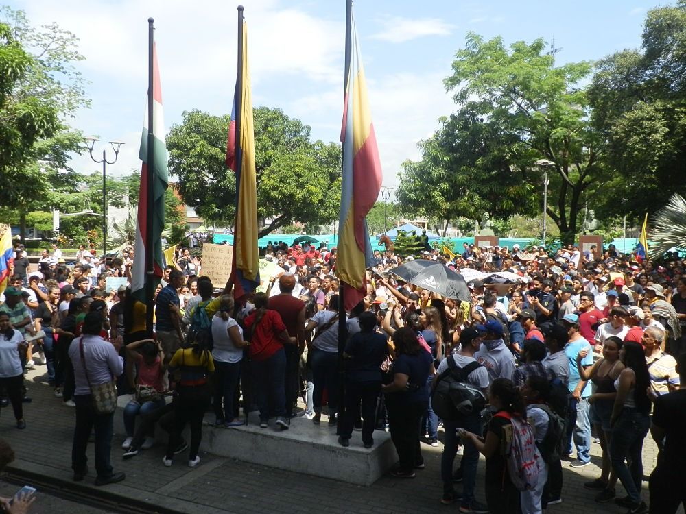 Cacerolazo en Girardot anuncia magisterio