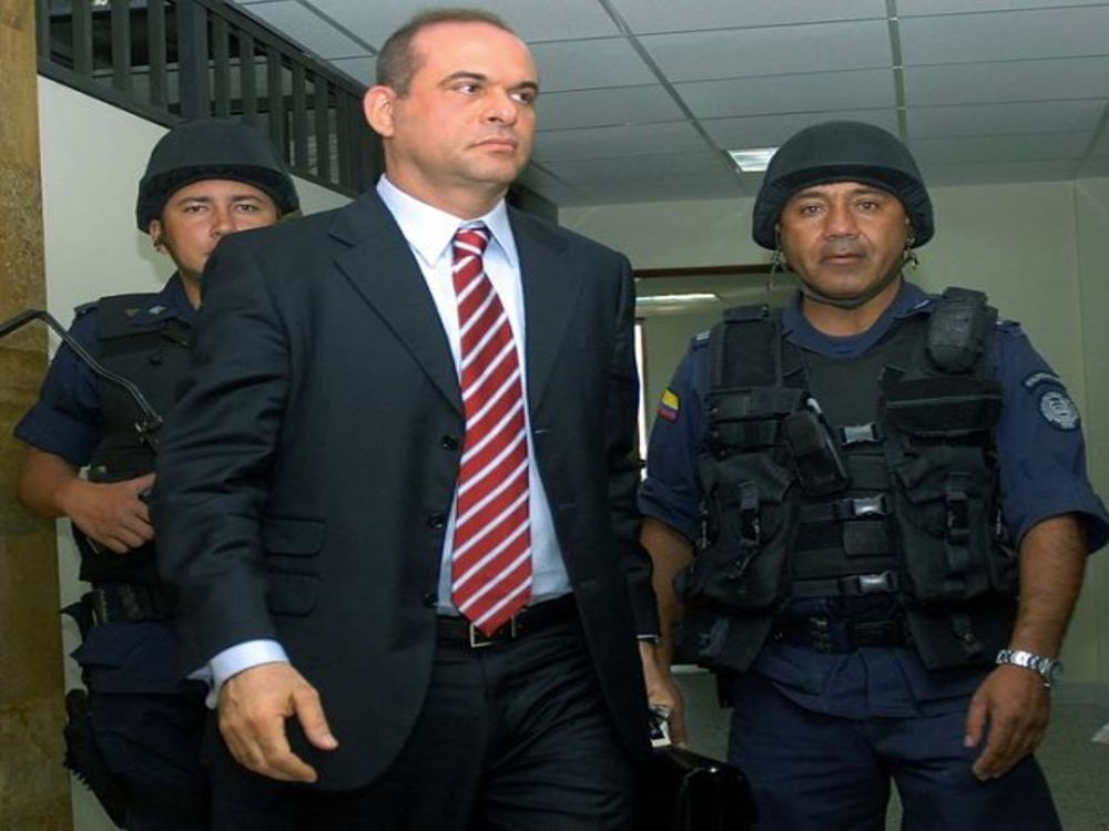 Vigentes tres circualares rojas contra Salvatore Mancuso Gómez
