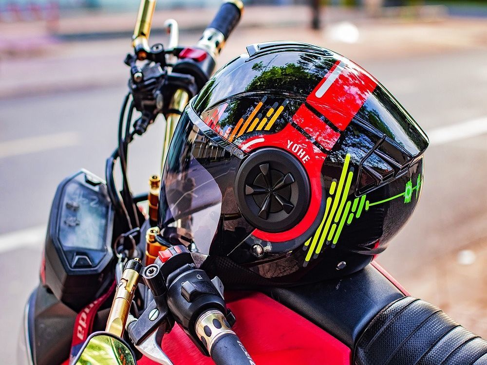 El uso indebido del casco protector para motociclistas puede causar una multa de $430 000 e inmovilización del vehículo