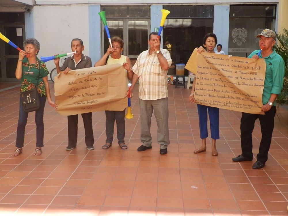 Pensionados de la Empresa de Teléfonos de Girardot reclaman el pago de sus mesadas acompañados con vuvuzelas
