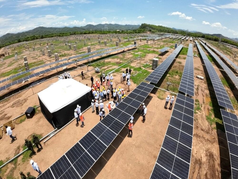 El parque solar más grande de Colombia se construye en los municipios de Guaduas y Chaguaní. Presenta un 71% de avance en su construcción