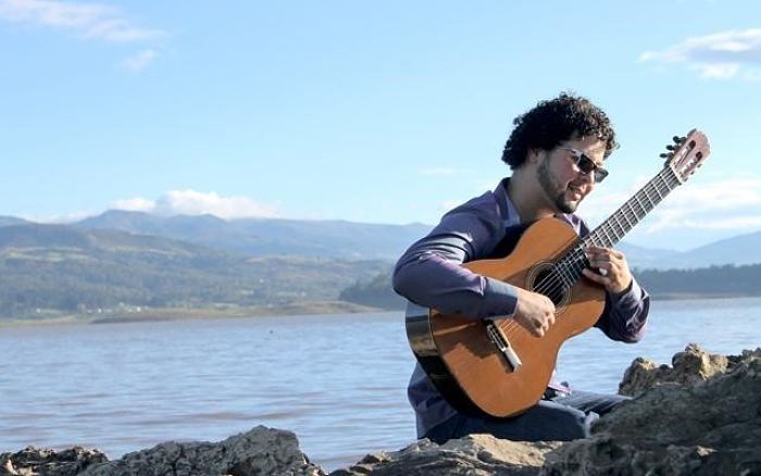 El guitarrista colombiano Mario Arévalo en concierto en el Banco de la República de Girardot