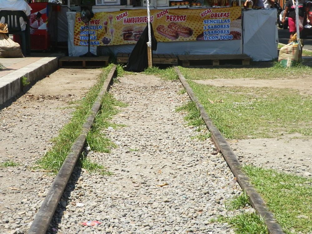No autorizar la feria artesanal en la vía del ferrocarril por ser Bien de Interés Cultural, piden habitantes y comerciantes del barrio La Estación.